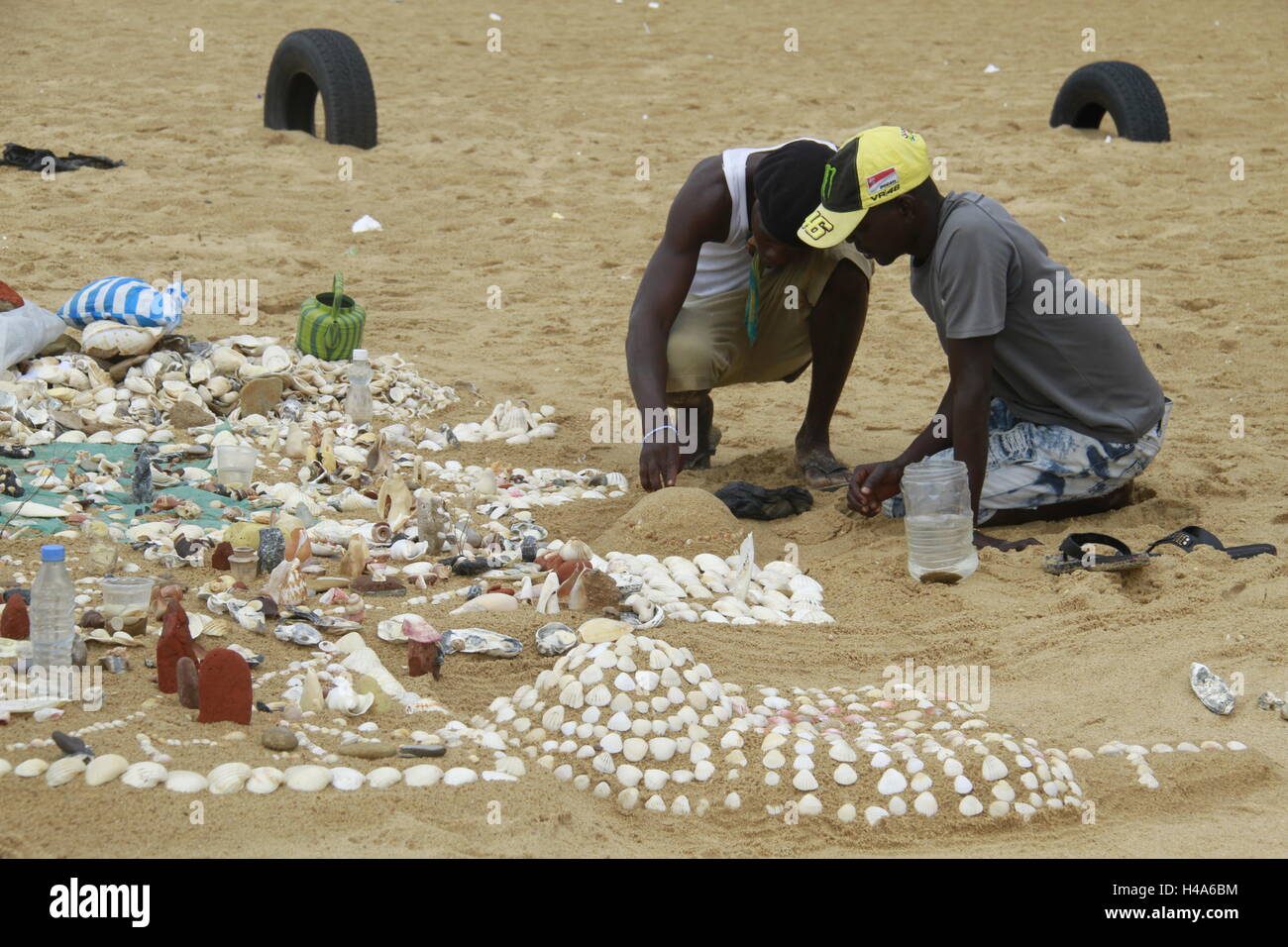 Lomé, Togo. 9 octobre, 2016. Les vendeurs de coquillages sur la plage à Lomé, capitale du Togo, le 9 octobre 2016. Zhang © Gaiping/Xinhua/Alamy Live News Banque D'Images