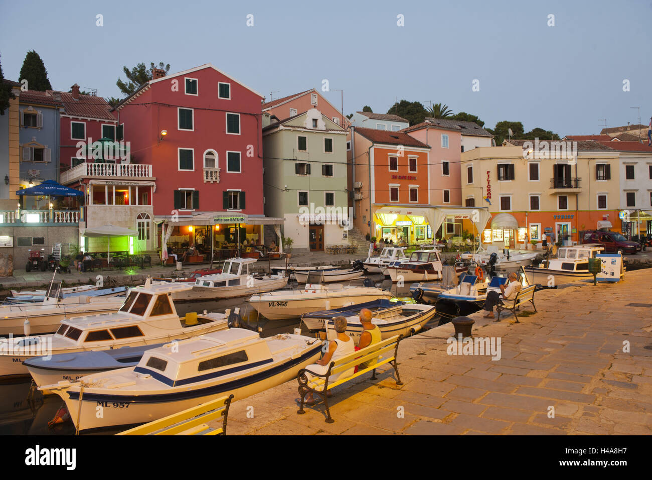 La Croatie, l'île de Losinj, Veli Losinj, le port dans la soirée, Banque D'Images