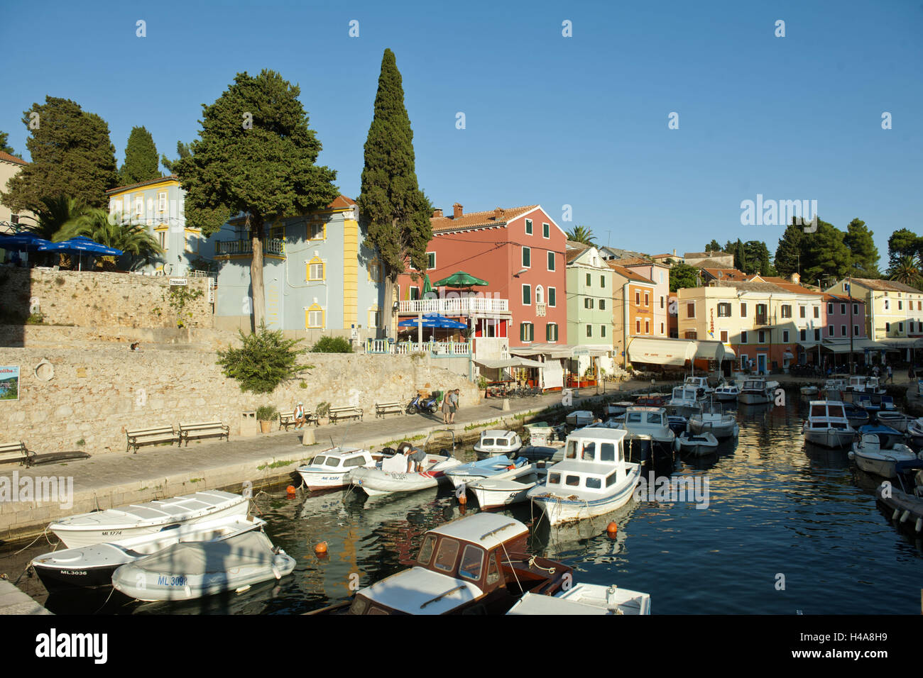 La Croatie, l'île de Losinj, Veli Losinj, vue sur le port, Banque D'Images