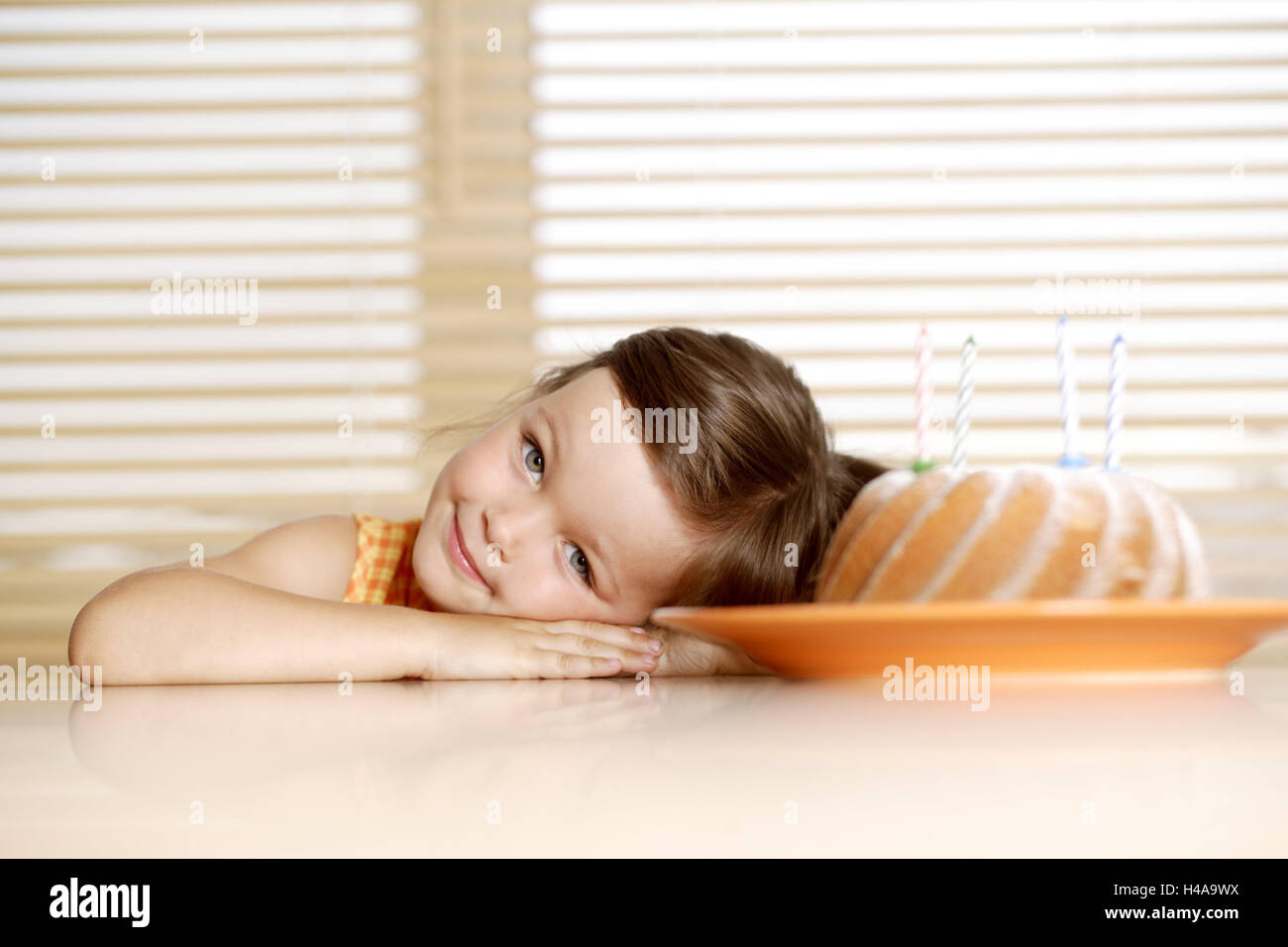 Enfant, fille, gâteau d'anniversaire, joyeux, souriant, tableau, se penchant, portrait, Banque D'Images