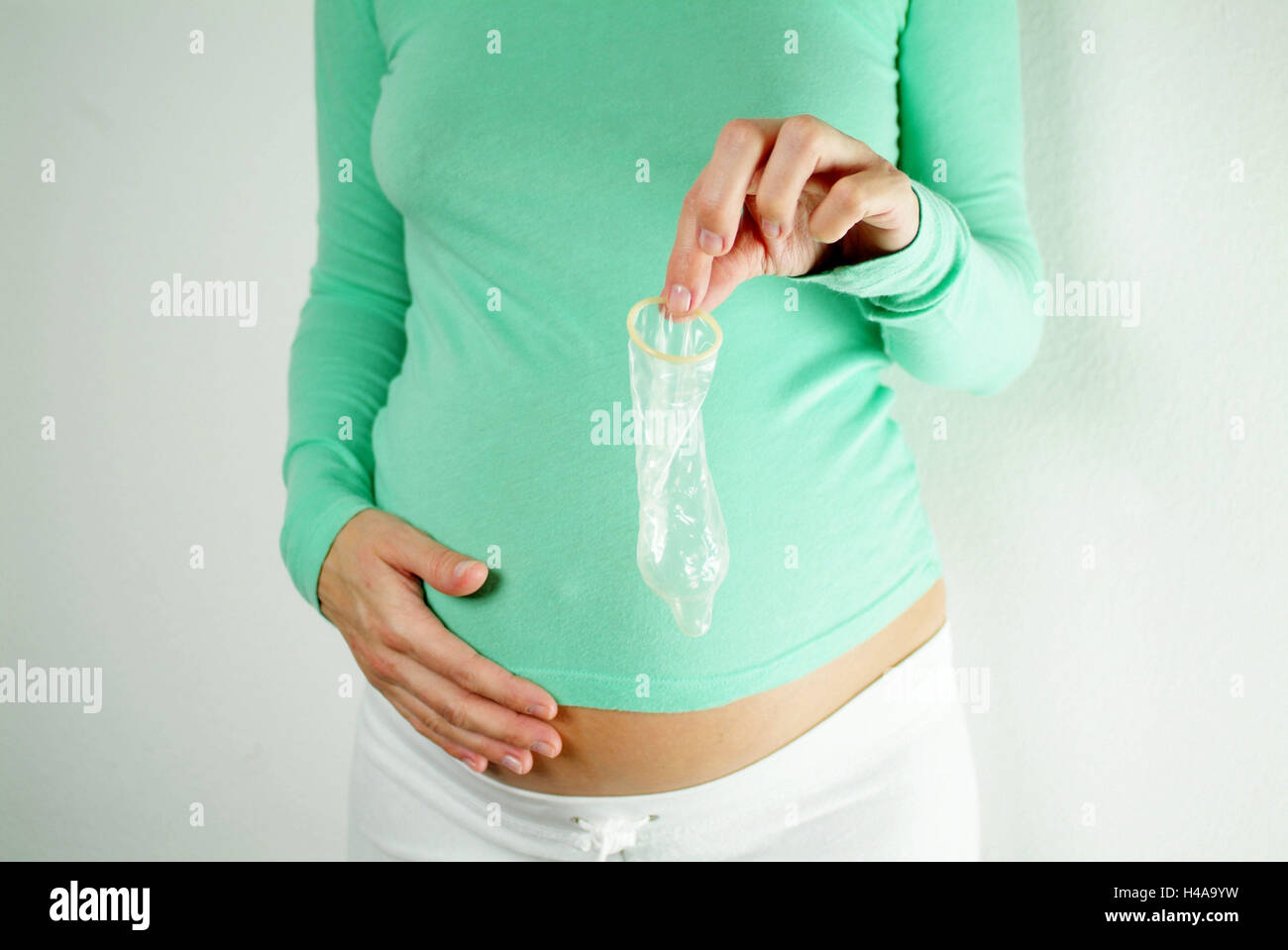 Femme Jeune Femme Enceinte Detail L Abdomen La Main Condom Attente Personnes Enceinte Grossesse Bebe Ventre Bebe Jeune Generation La Planification Familiale De Pensee De L Interieur La Prevention La Prevention La Methode D Incertitude