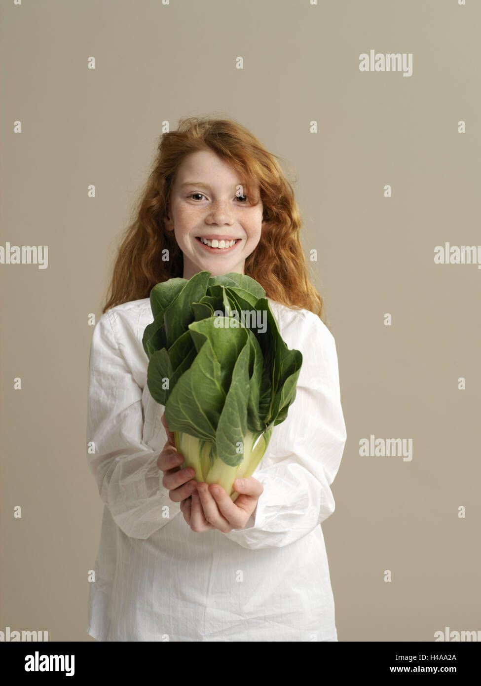 Les filles, rousse, heureusement, geste, mangold, demi-point, portrait, enfants, poil long, blouse, chemise, stand, sourire, offrir des plantes cultivées, plantes, légumes, cuire les légumes, les légumes à feuilles, mangold, alimentation, santé, vitamines, minéraux, présents, Banque D'Images