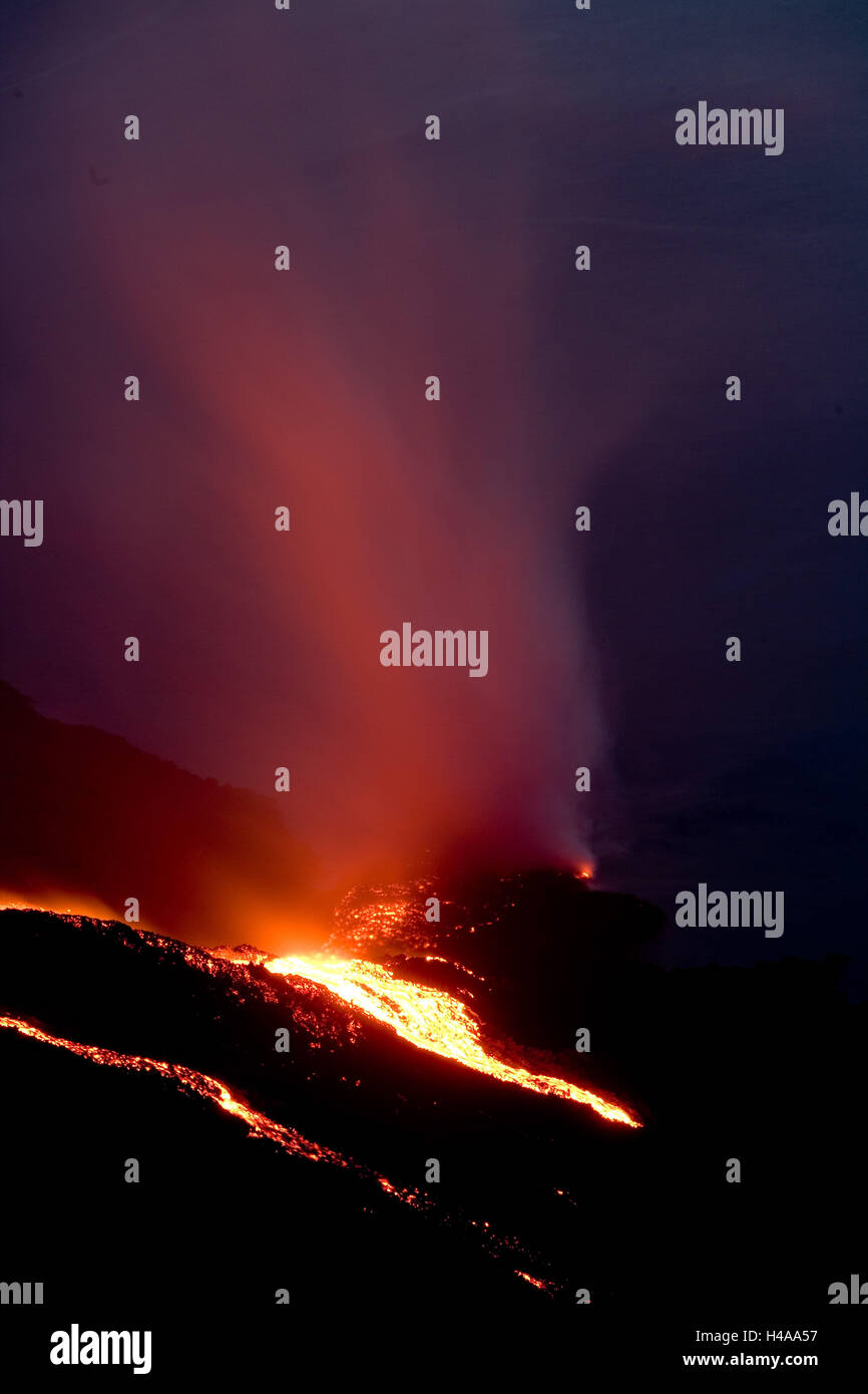 Italie, Sicile, Stromboli, éruption du volcan, la lave, de la fumée, Banque D'Images