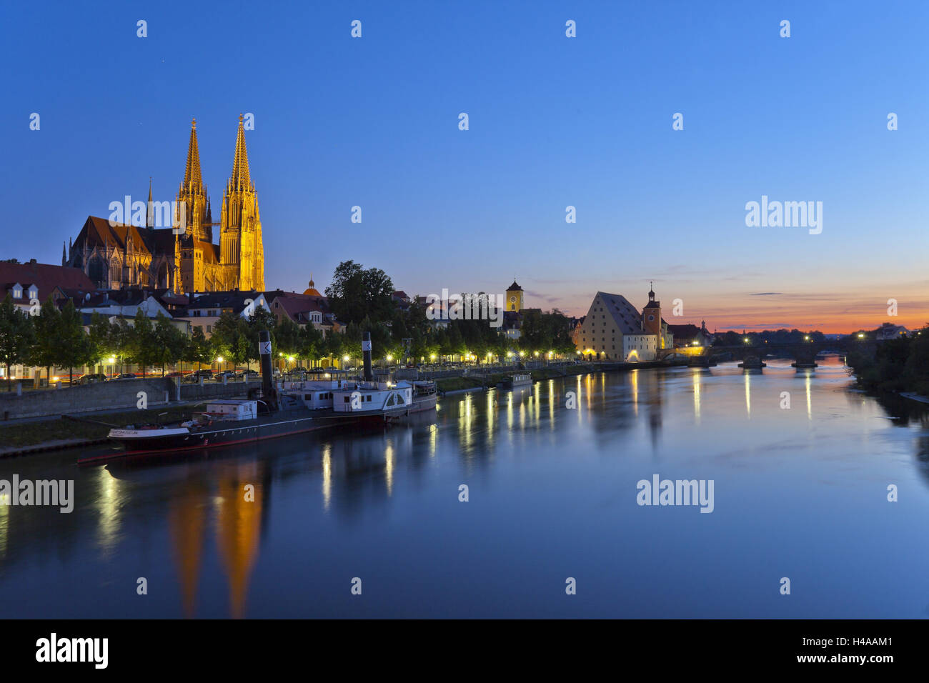 Allemagne, Bavière, Regensburg, rive du Danube, crépuscule, cathédrale, Banque D'Images