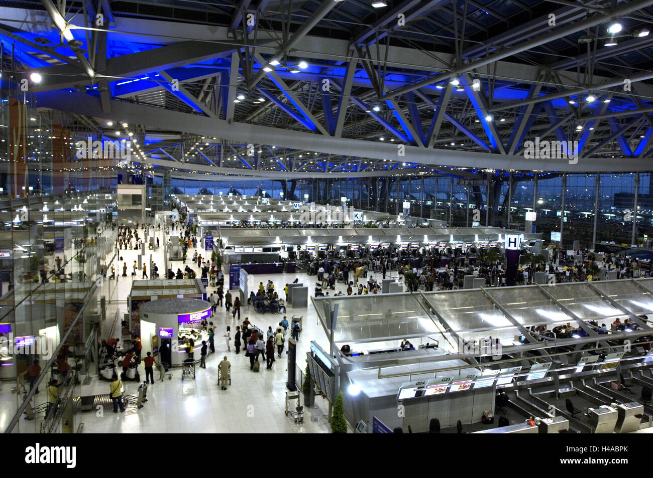 Thaïlande, Bangkok, Suvarnabhumi Airport, terminal, les voyageurs, l'éclairage, soir, Asie, Asie du Sud-Est, la ville, capitale, l'aéroport, terminal de l'aéroport, bâtiment, architecture, construction, Überdachung, tourisme, Voyage, voyage par air, rendez-vous à l'écart, les gens, à l'intérieur, sommaire, à l'hôtel, Banque D'Images