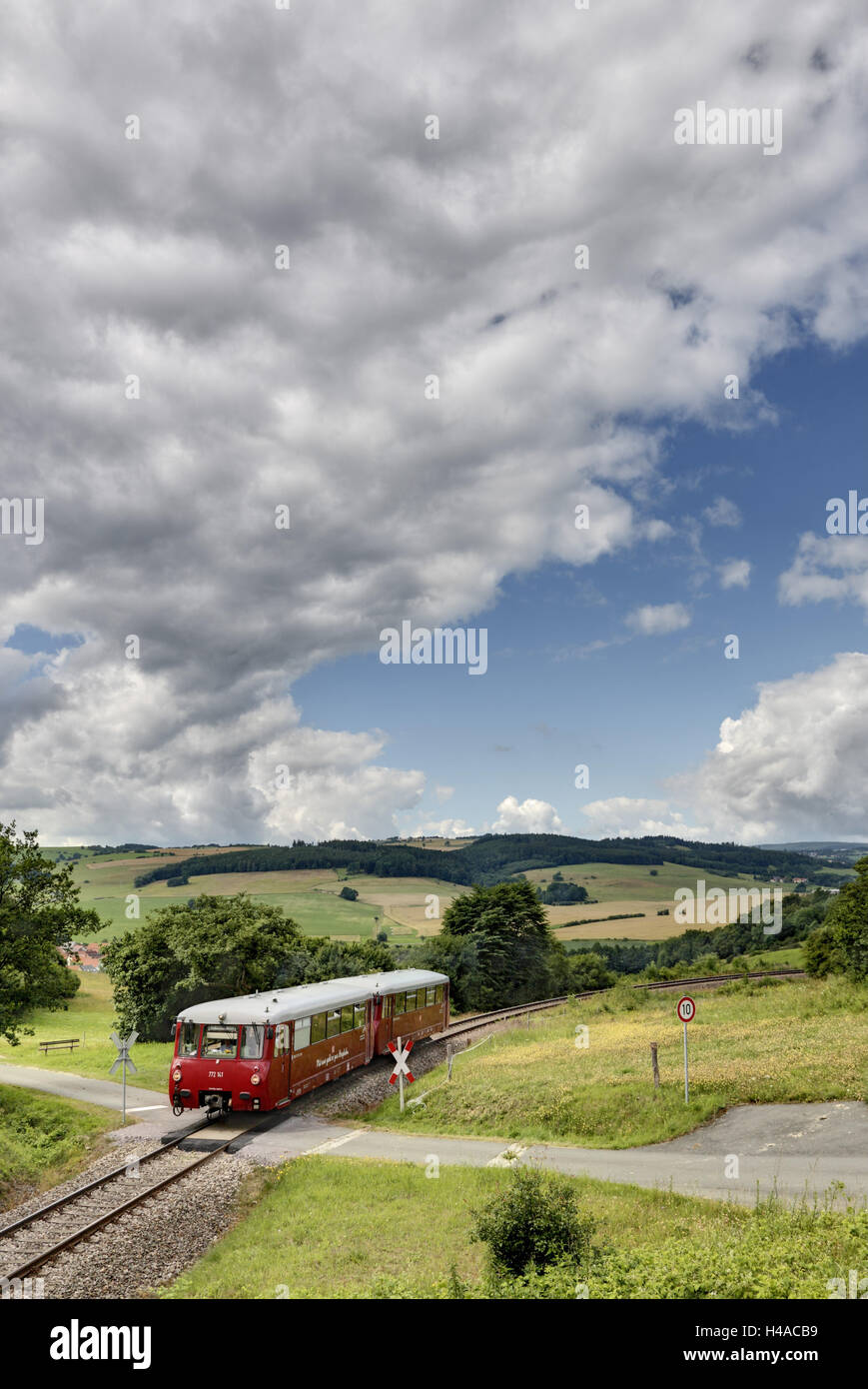 Passage à niveau, train, paysage, nuages, Banque D'Images