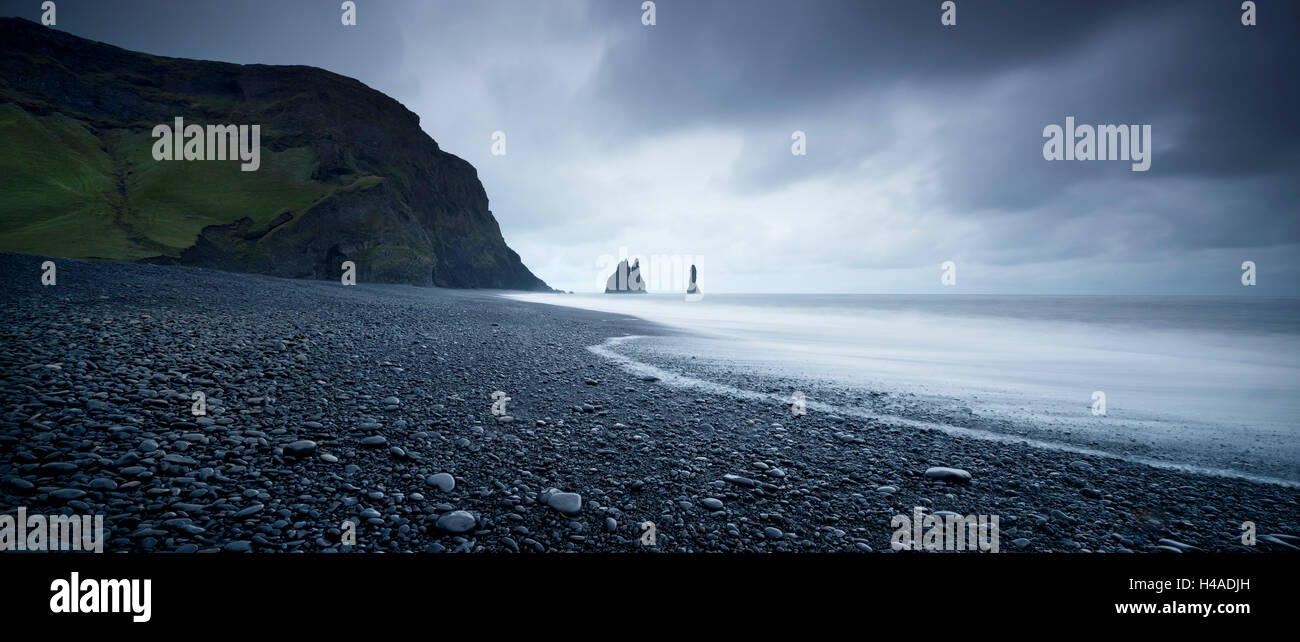 L'Islande, Vik, aiguilles de roche, Reynisdrangar, Mer, Océan Atlantique, Banque D'Images