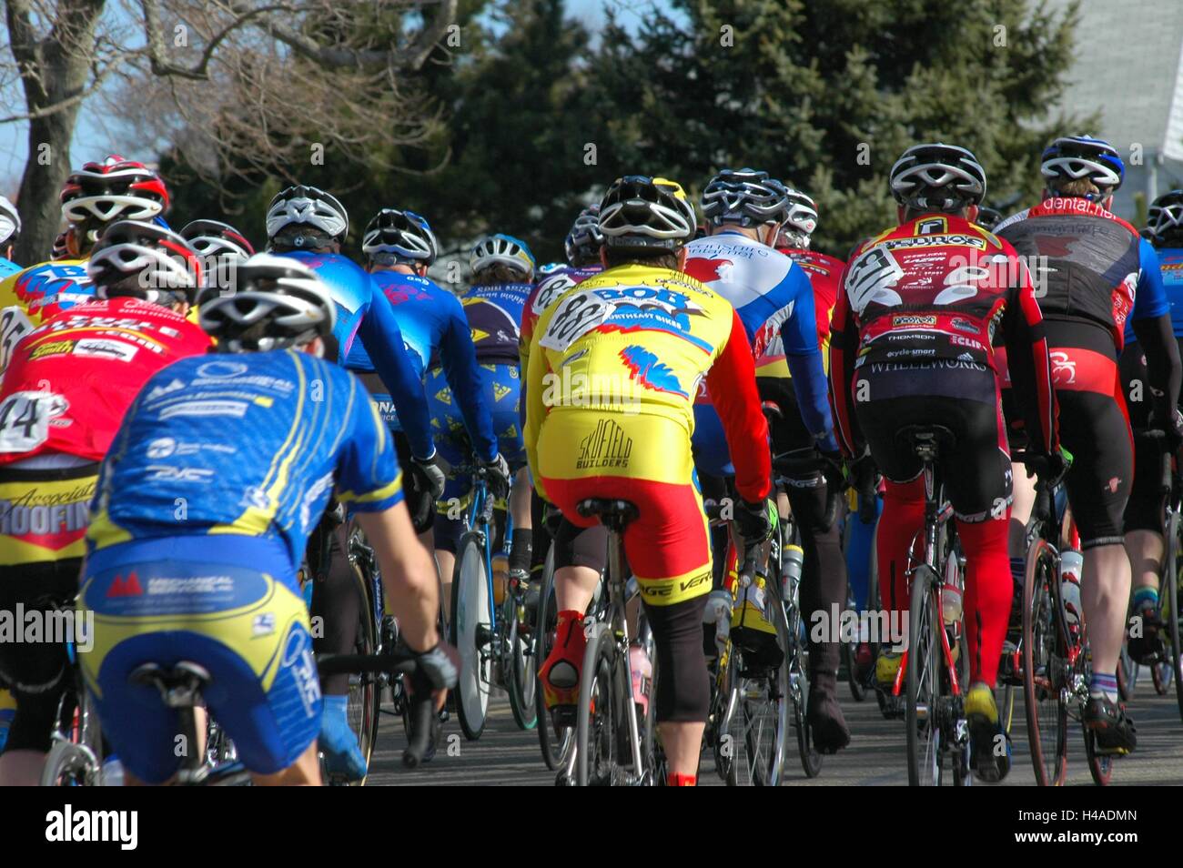 Le cyclisme est le sport colorés lorsque peleton se déplaçant rapidement de groupe Banque D'Images