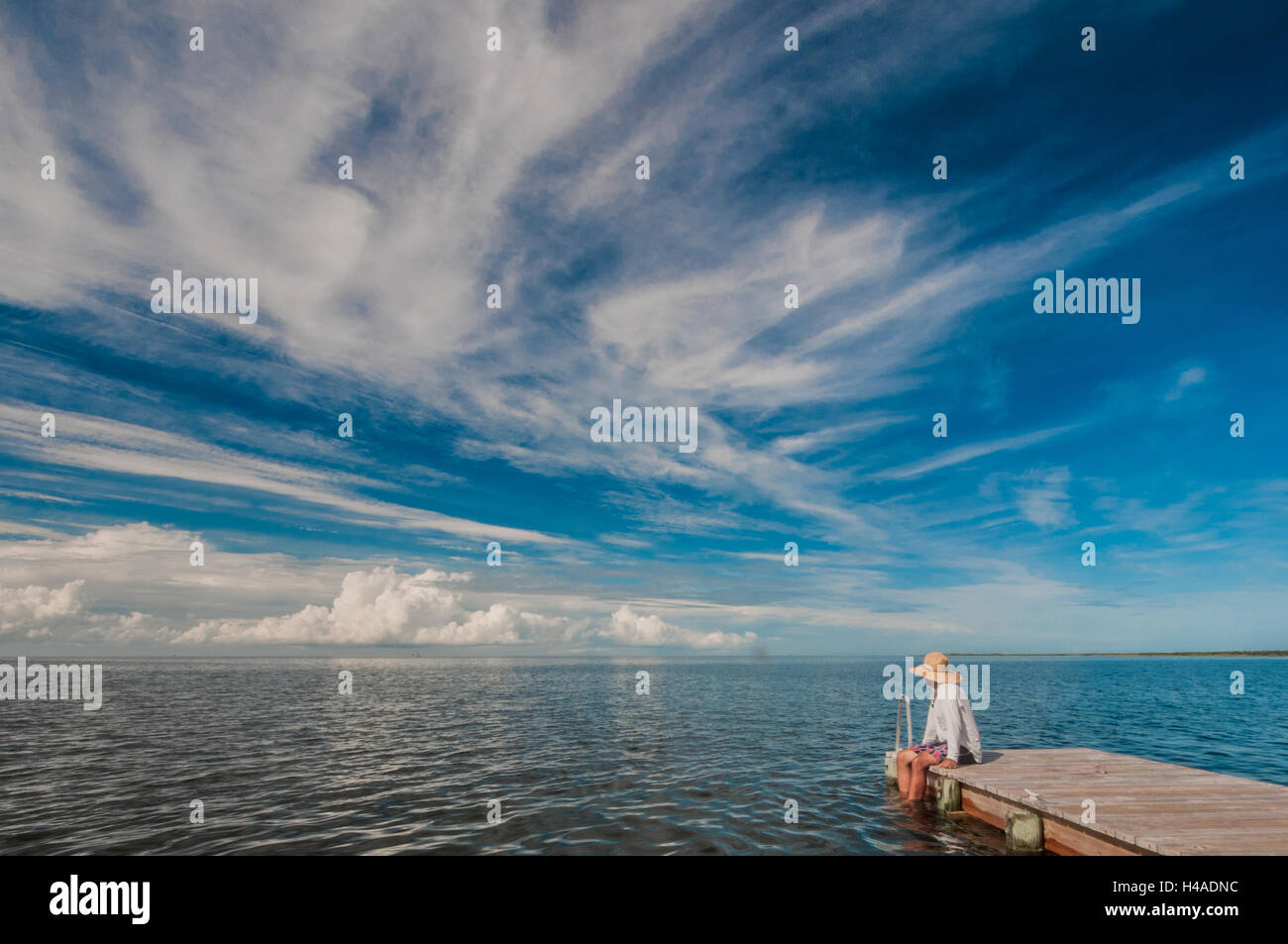 Assis sur le quai à regarder de beaux nuages cirrus lors de vacances sur Pamlico Sound Avon Hatteras Island Caroline du Nord. Banque D'Images