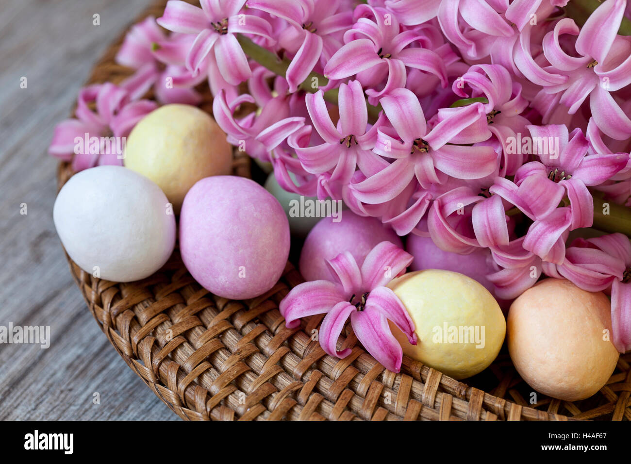 Des fleurs et de la jacinthe d'oeufs de Pâques Banque D'Images