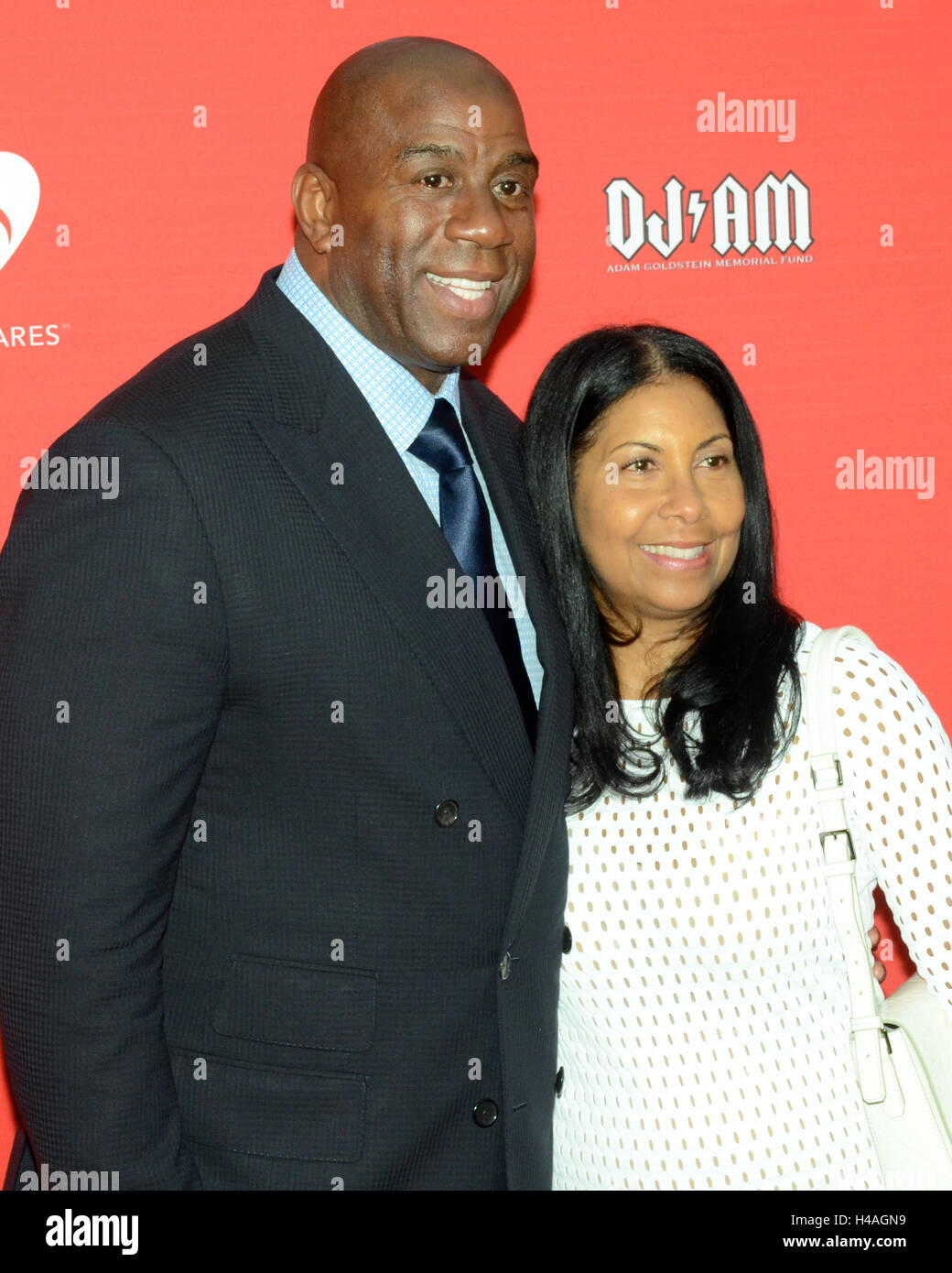 Magic Johnson et Earlitha Kelly arrive pour la 12e édition annuelle du Fonds de carte MusiCares concert hommage au Novo par Microsoft le 19 mai 2016 à Los Angeles, Californie. Banque D'Images