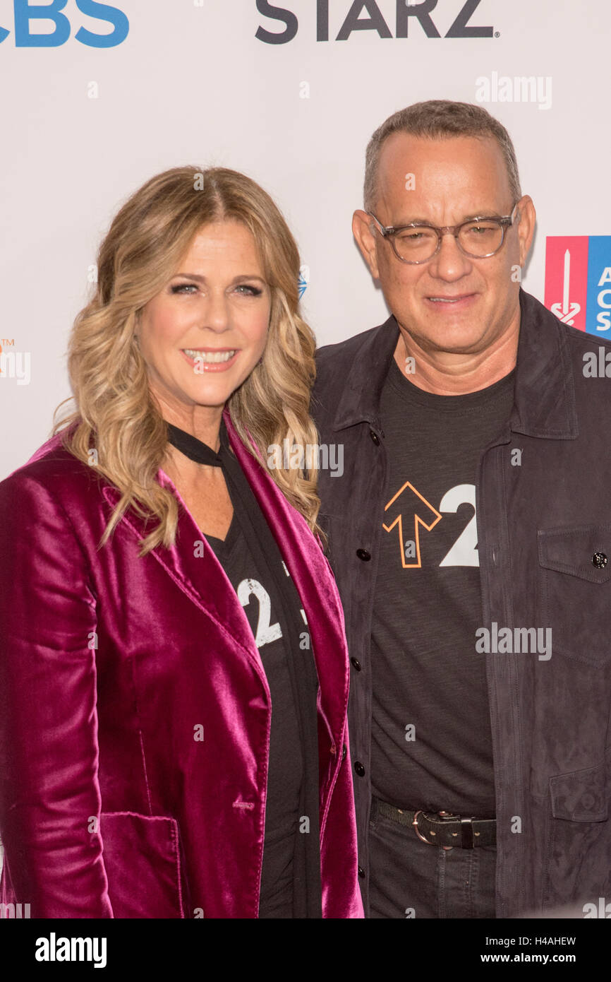 Rita Wilson, Tom Hanks fréquentant Stand Up to Cancer 2016 tapis rouge au Disney Hall , Los Angeles CA. Banque D'Images