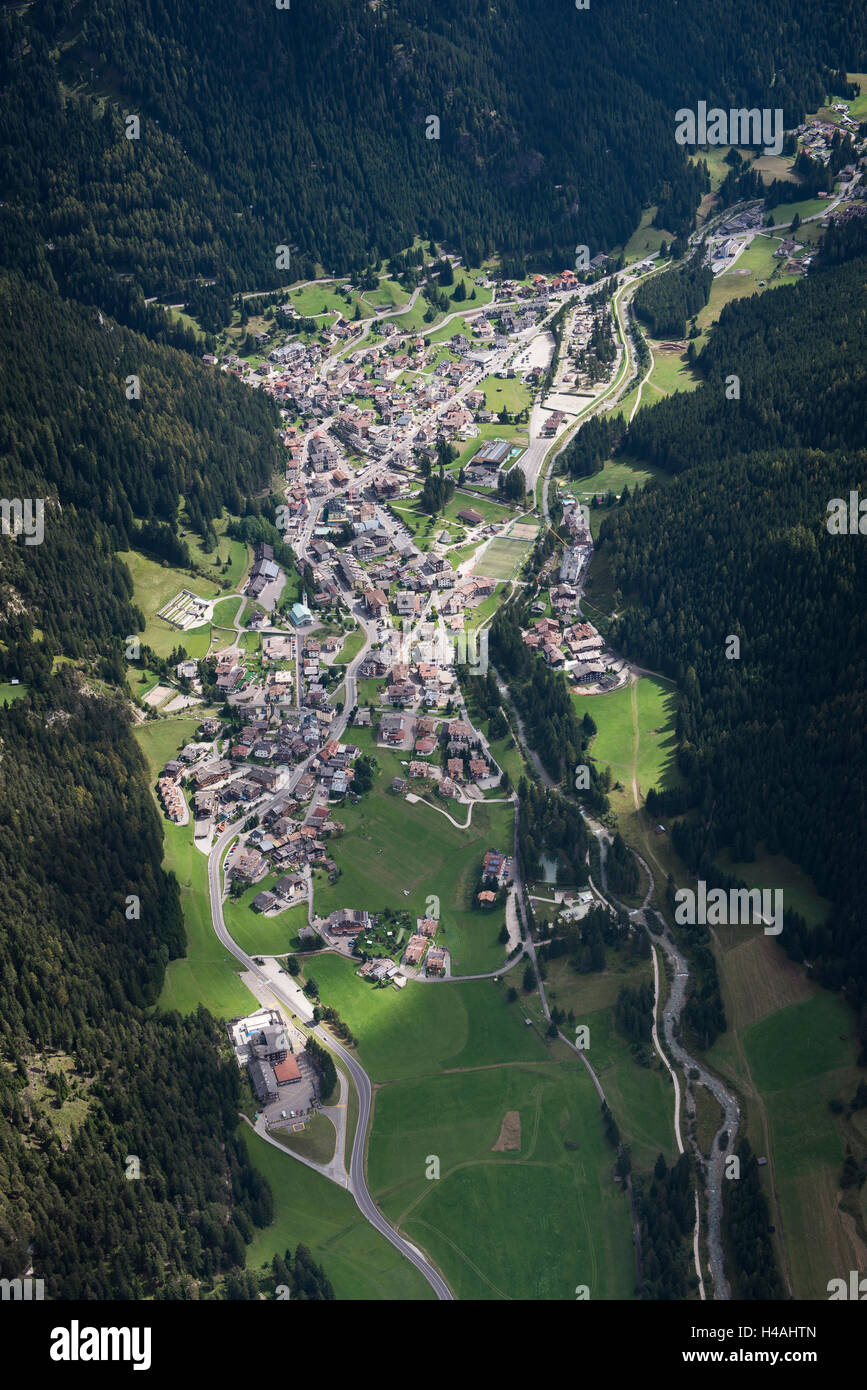 Canazei, Val di Fassa, les Dolomites, village de montagne, téléphérique, Italie, paysage, photo aérienne Banque D'Images