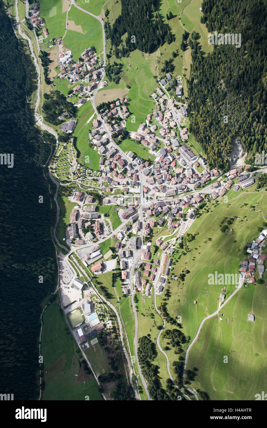 Campitello, Val di Fassa, les Dolomites, village de montagne, téléphérique, Italie, paysage, photo aérienne Banque D'Images