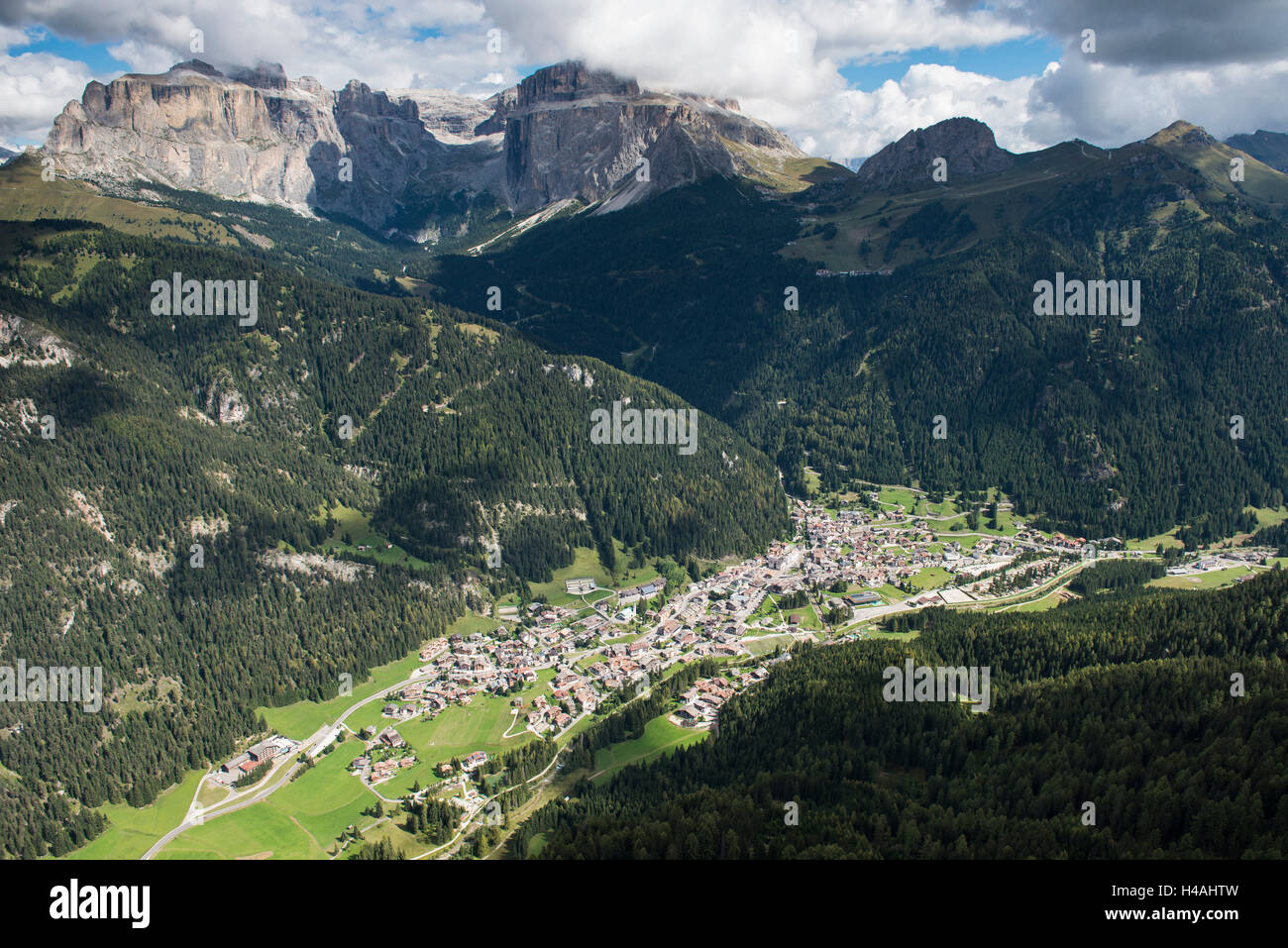 Canazei, Val di Fassa, les Dolomites, Groupe du Sella, Vallée de Fassa, village de montagne, téléphérique, Italie, paysage, photo aérienne Banque D'Images