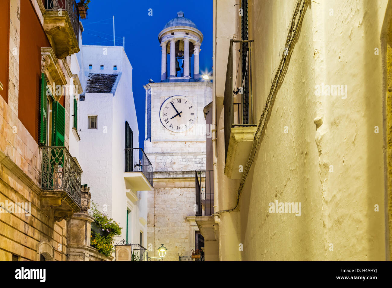 Vue de nuit les rues de Bari dans les Pouilles, Italie Banque D'Images