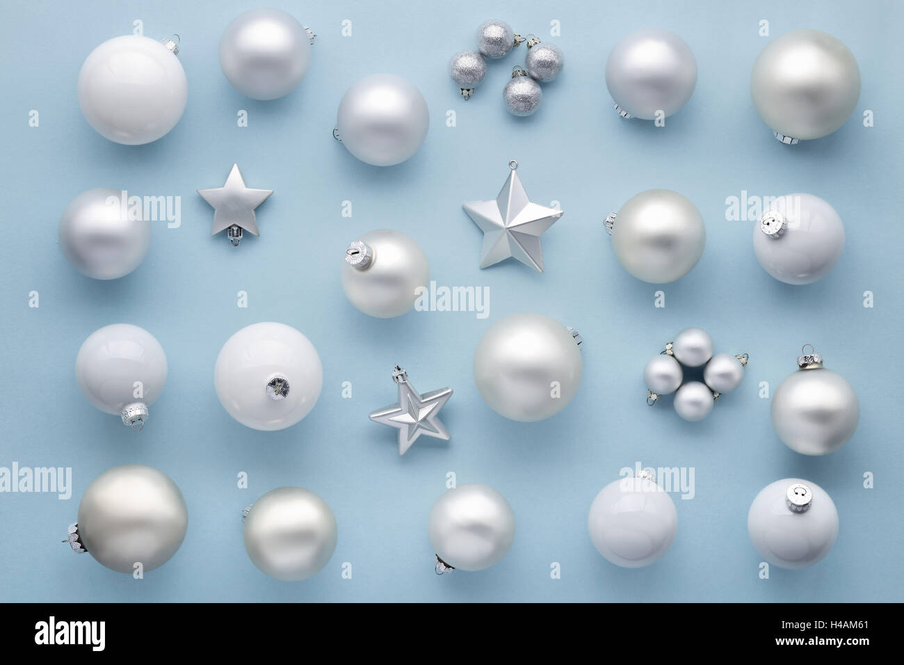 Jeu de boules de Noël Argent Blanc sur bleu Banque D'Images