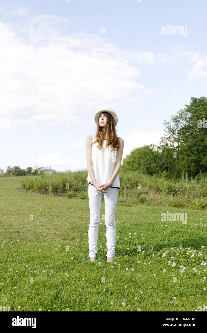 Jeune femme, meadow, stand, perdu dans ses pensées, Banque D'Images