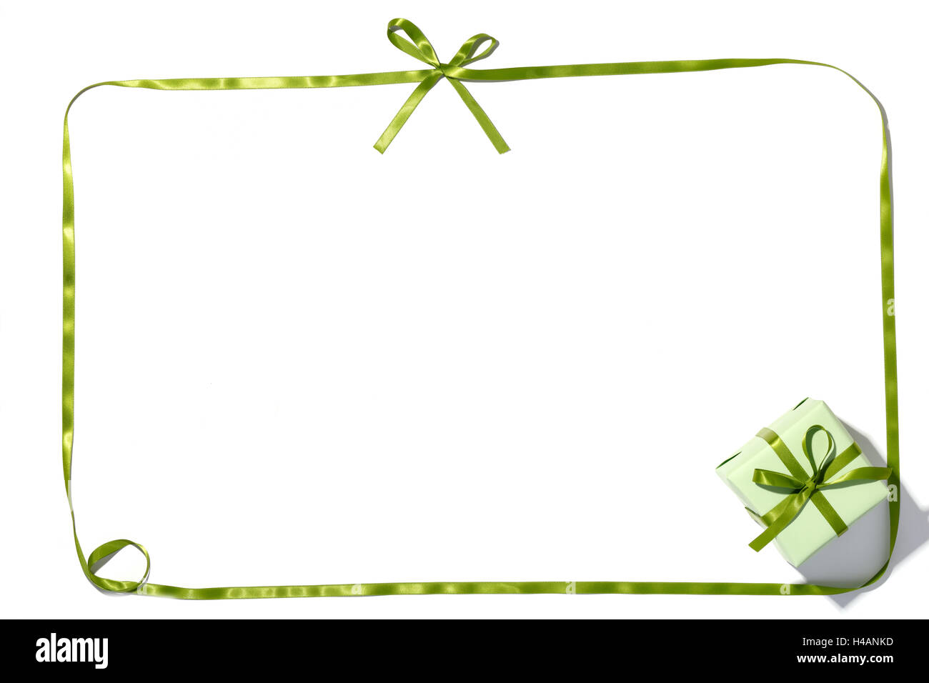 Ruban vert et boîte-cadeau sur fond blanc Banque D'Images