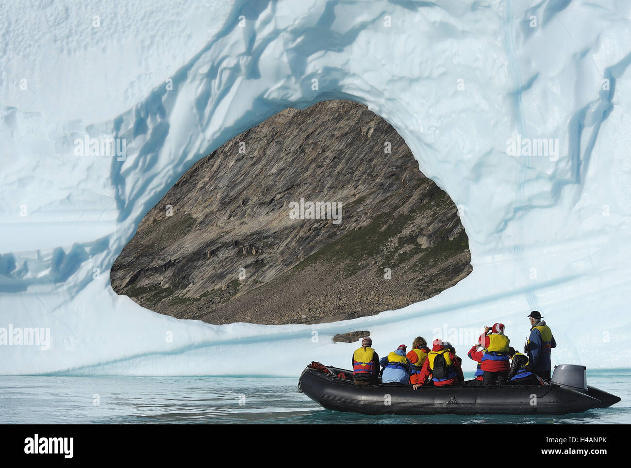 Pneumatique, Zodiac avec les touristes avant d'iceberg, Bjorn, la montagne de l'OER Scoresbysund, Groenland, Banque D'Images