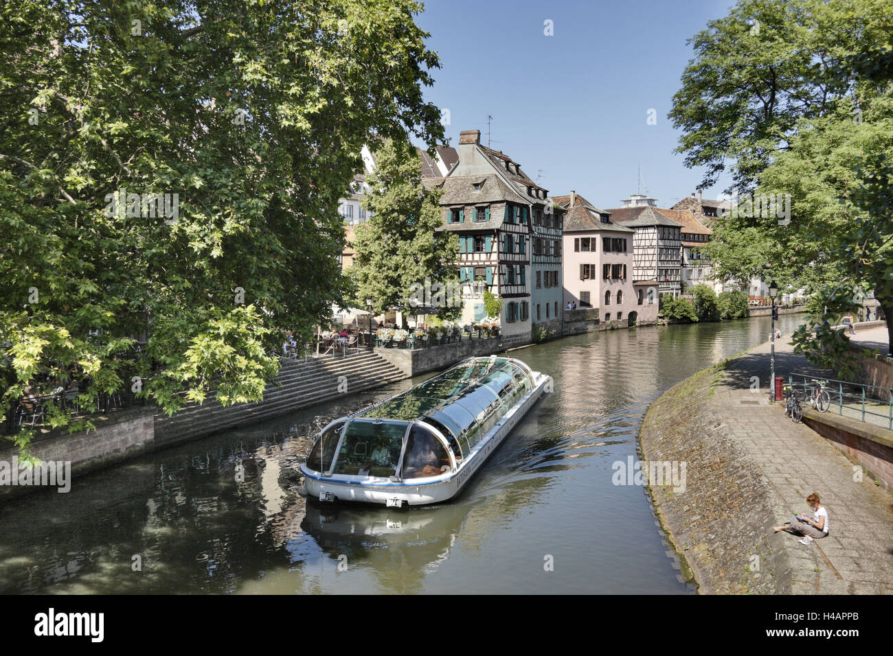 France, Alsace, Strasbourg, l'Ill, port, bateau, personnes, maisons, arbres, Banque D'Images