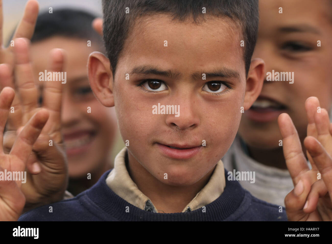 L'Afrique, Maroc, Erfoud, enfants, garçons, geste, portrait, Banque D'Images