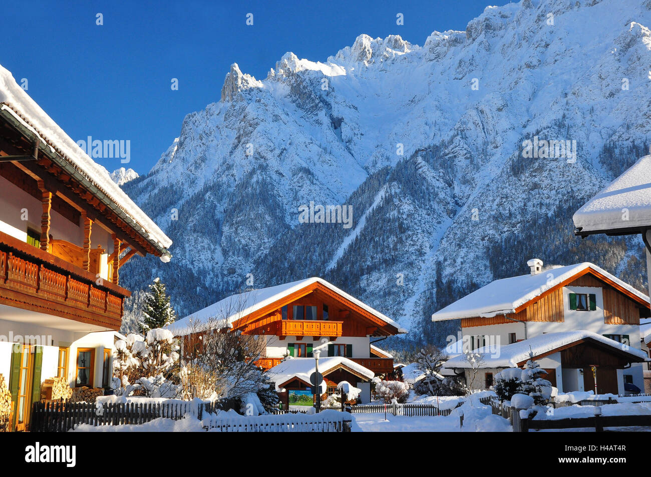 L'Allemagne, la Bavière, la vallée de l'Isar, Mittenwald, maisons d'habitation, points de Karwendel, hivers, Banque D'Images