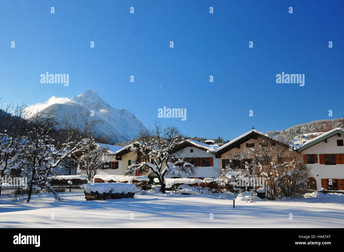 L'Allemagne, la Bavière, la vallée de l'Isar, Mittenwald, ligne de maison, météo stone point, hiver, Banque D'Images