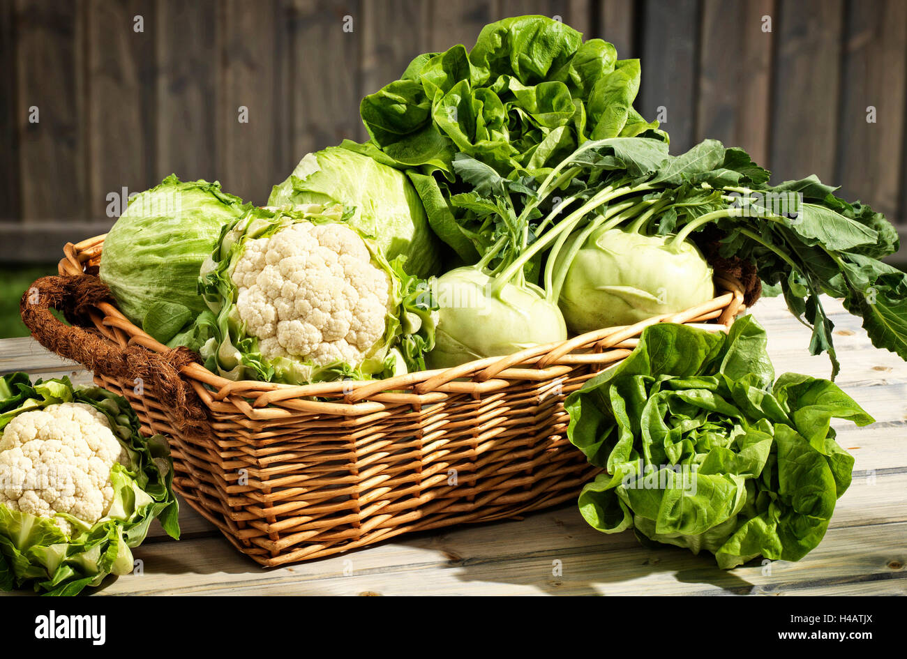 Panier de légumes sur la table, jardin Banque D'Images