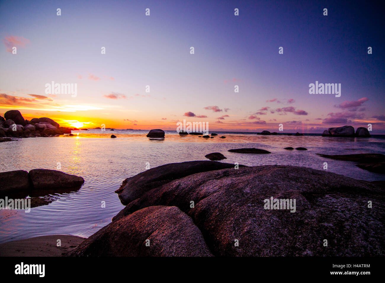 Coucher du soleil à Tanjung Tinggi beach,Tanjung Pandan, îles, l'Indonésie Belitung Banque D'Images