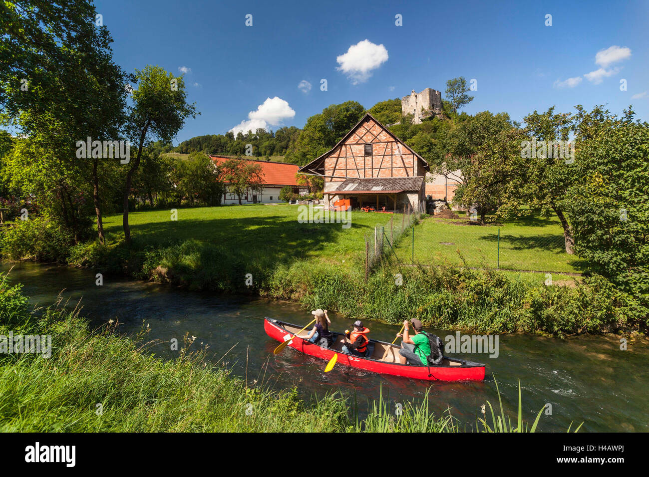Allemagne, Bade-Wurtemberg, Jura souabe, canoéiste sur la rivière Lauter dans Bichishausen Banque D'Images