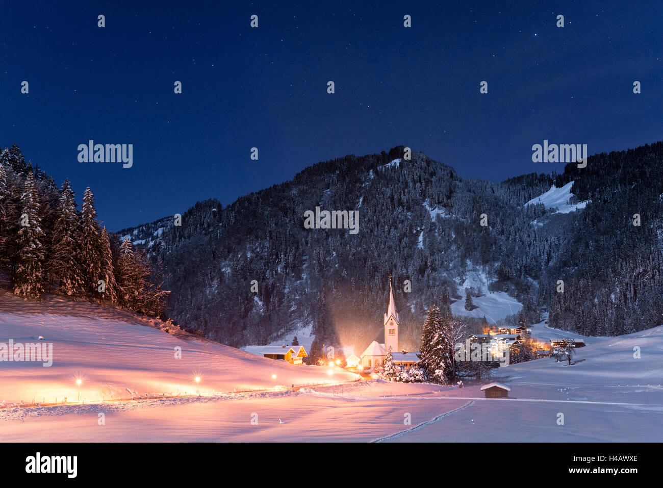 Allemagne, Bavière, Tiefenbach, Alpes, montagnes, ciel, de l'Allgäu, étoile, église, village, conte de fées, valley, lumières, Noël, hiver, neige, bois, arbres, clocher, de la lumière, de l'humeur, chemin, panorama, nuit, sombre, romantical, Décor Banque D'Images