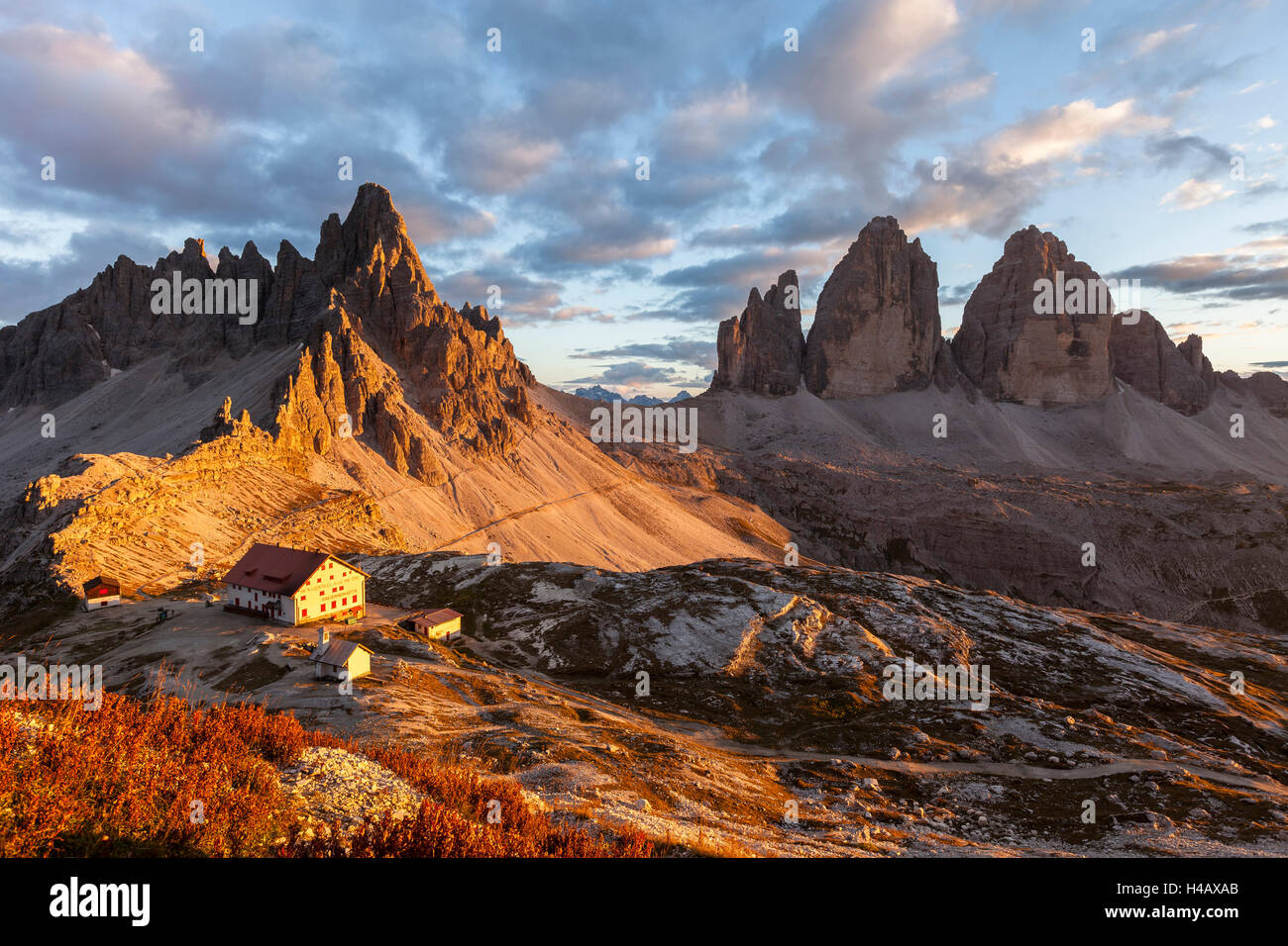 L'Europe, l'Italie, le Tyrol du Sud, les Dolomites, les Tre Cime di Lavaredo, Paternkofel, Trois hut crénelée Banque D'Images