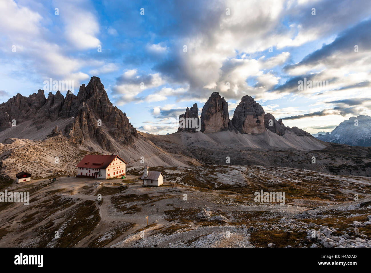 L'Europe, l'Italie, le Tyrol du Sud, les Dolomites, les Tre Cime di Lavaredo, Paternkofel, Trois hut crénelée Banque D'Images