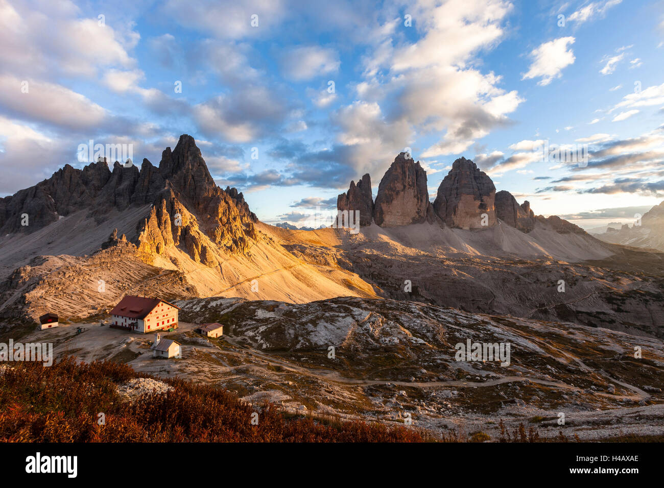 L'Europe, l'Italie, le Tyrol du Sud, les Dolomites, les Tre Cime di Lavaredo, Paternkofel, Trois hut crénelée Banque D'Images