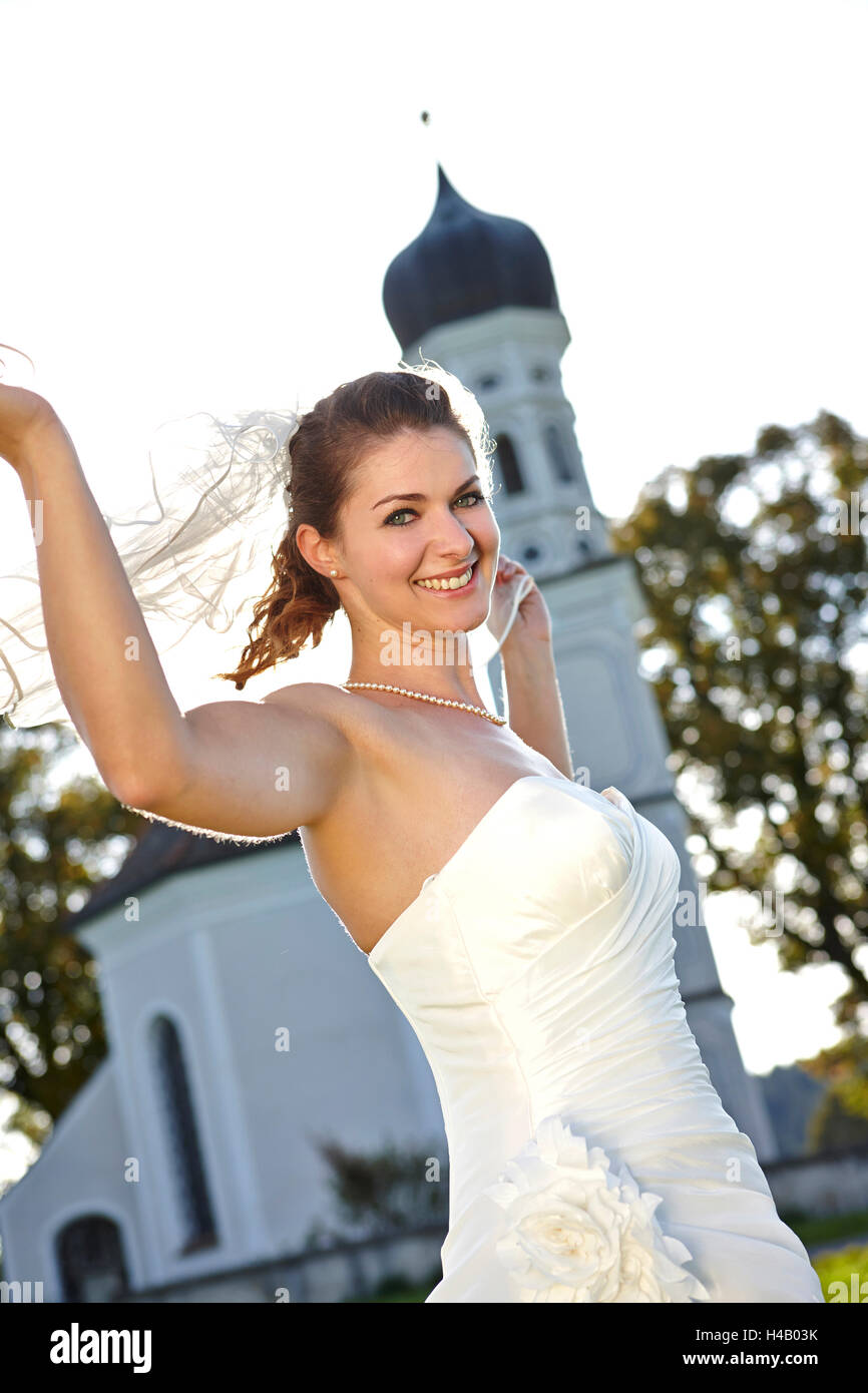 Bouquet de mariée mariée avec en face de l'église Banque D'Images