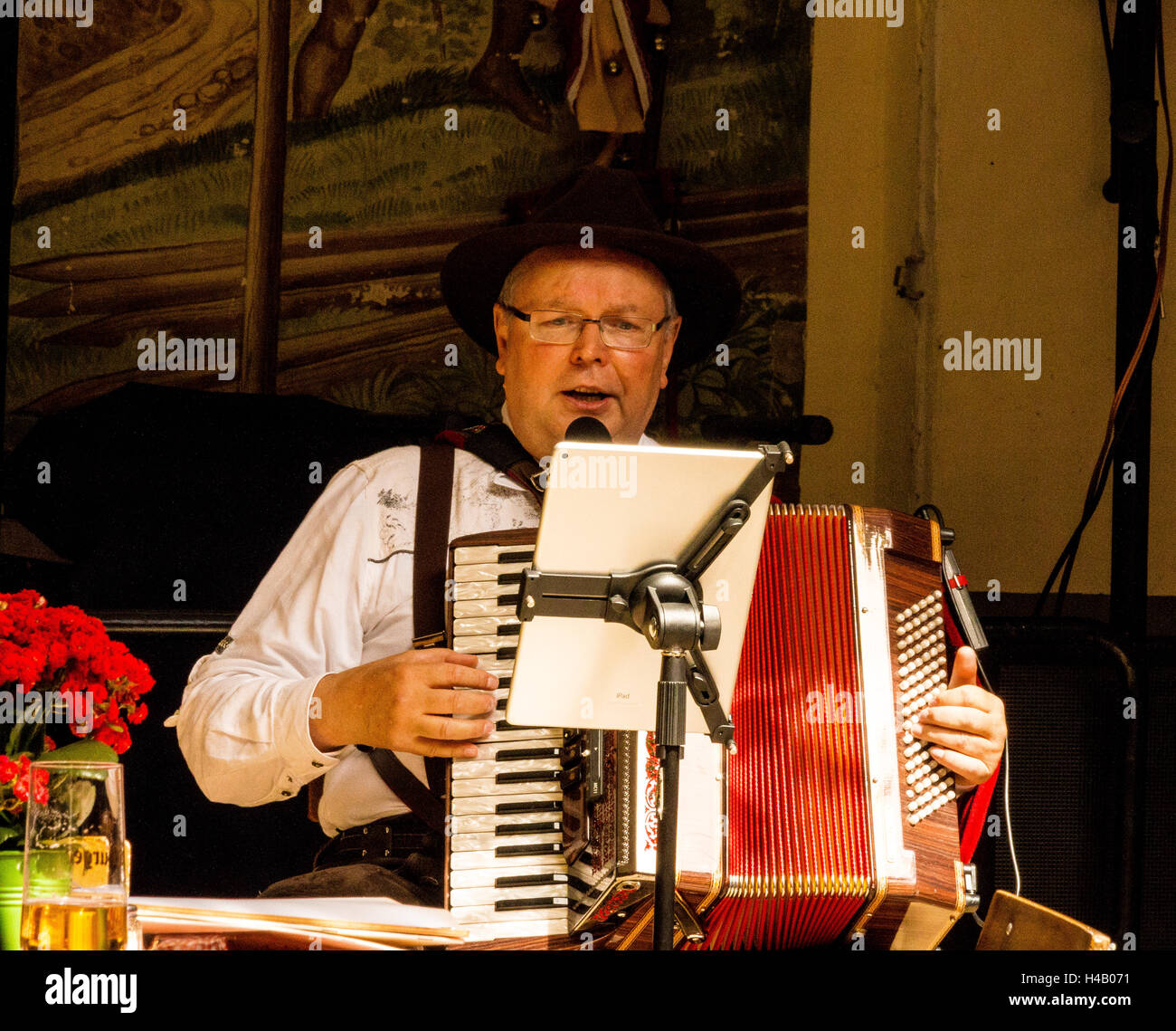 Joueur d'Accordéon portant costume traditionnel bavarois, Rudesheim, gorges du Rhin, l'Allemagne, de l'Europe Banque D'Images
