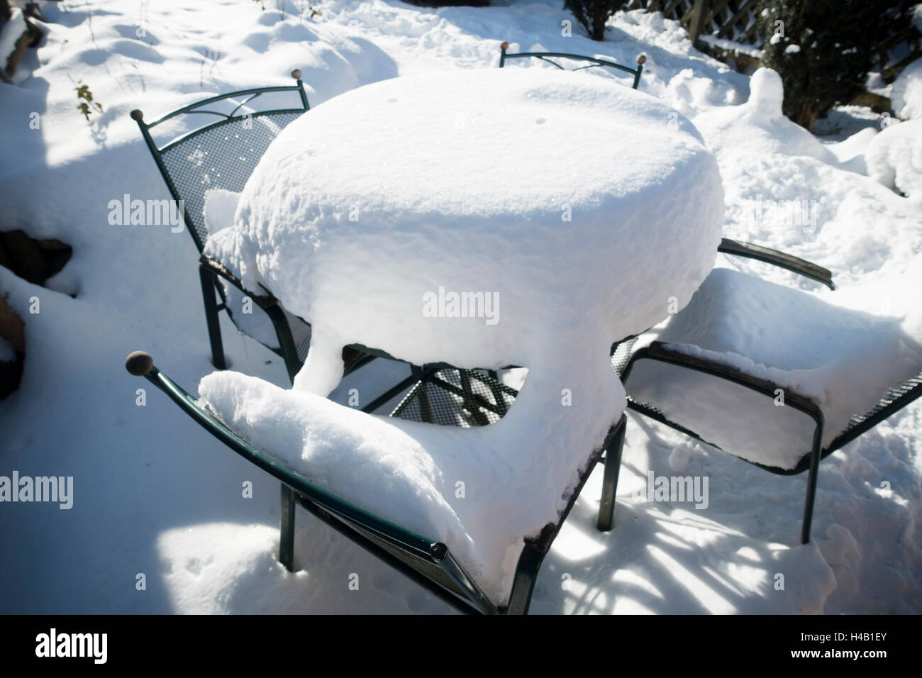 Table et chaises de jardin dans la neige Banque D'Images