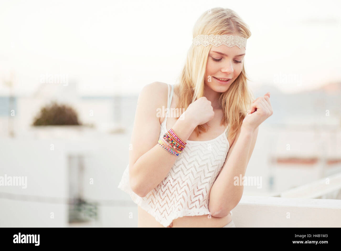 Jeune femme dans des vêtements d'été sur la terrasse du toit Banque D'Images