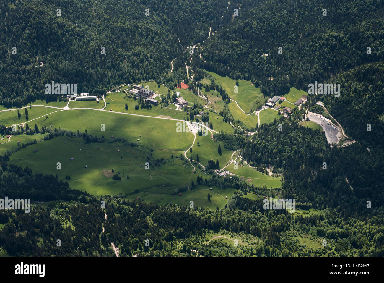 Château d'Elmau, Elmau, sommet du G7, l''hôtel, héliport, Reintal, hautes terres, Haute-Bavière, Bavière, Allemagne, vue aérienne Banque D'Images