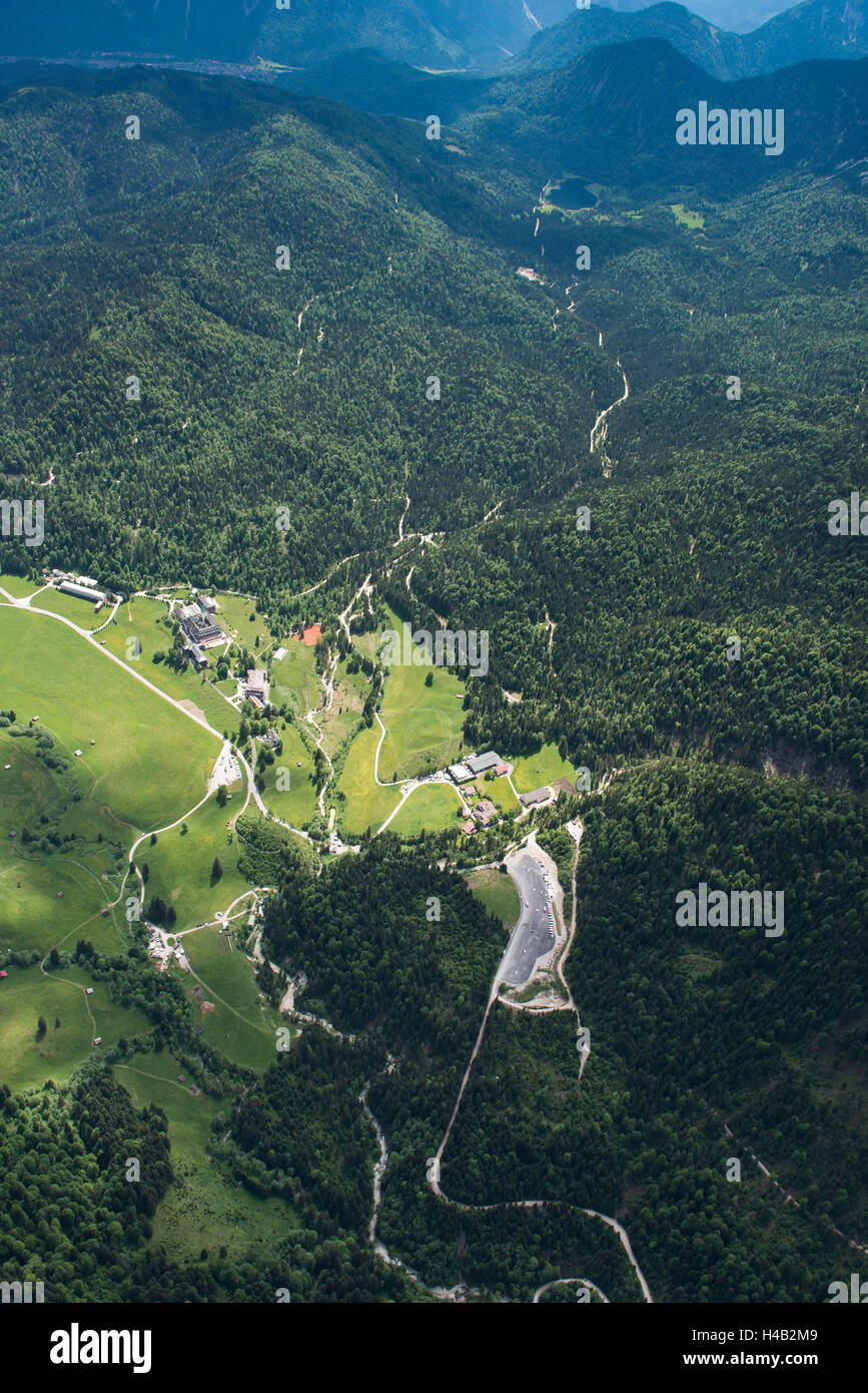 Château d'Elmau, Elmau, sommet du G7, l''hôtel, héliport, Ferchensee, Reintal, hautes terres, Haute-Bavière, Bavière, Allemagne, vue aérienne Banque D'Images