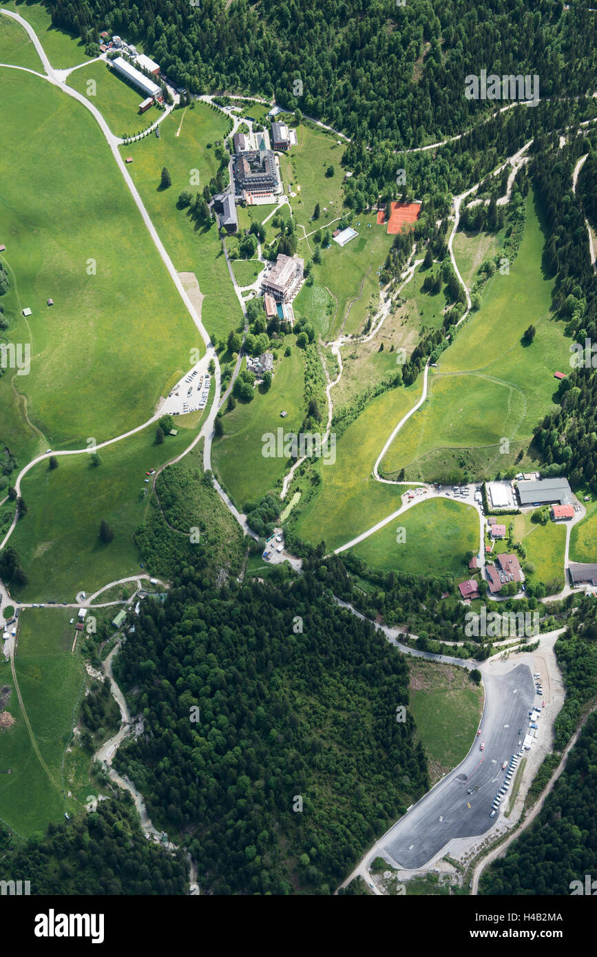 Château d'Elmau, Elmau, sommet du G7, l''hôtel, héliport, Reintal, hautes terres, Haute-Bavière, Bavière, Allemagne, vue aérienne Banque D'Images