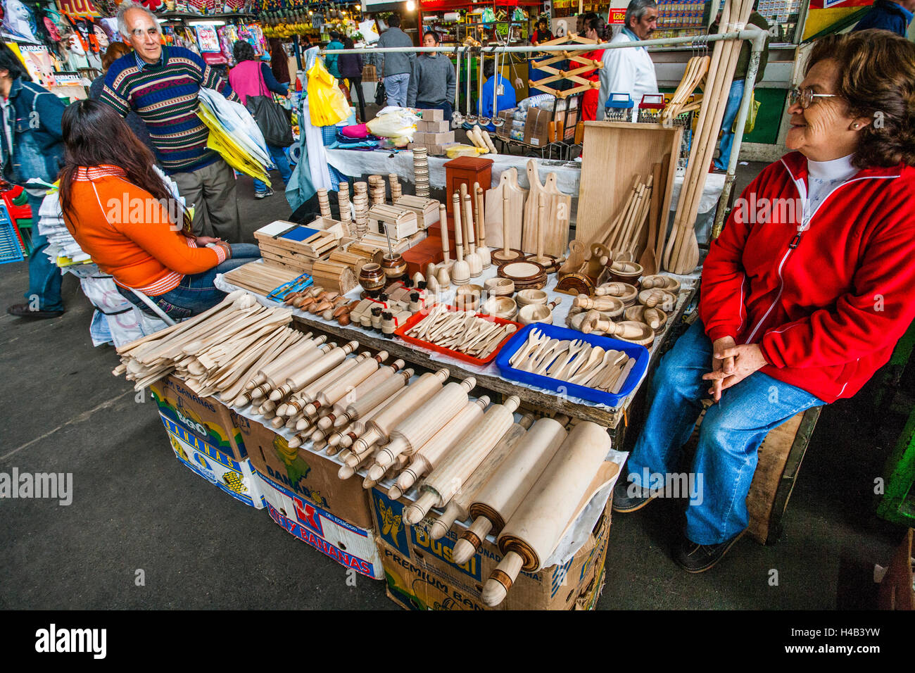 Le Chili, Santiage de Chile, Santiago Mercado Central, foyer de bois marchand ustensiles au marché central Banque D'Images