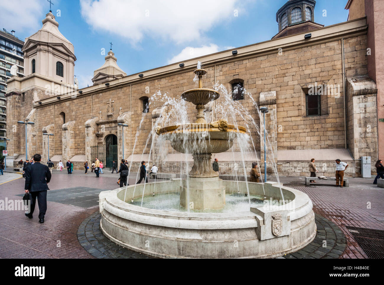 Le Chili, Santiago, fontaine à Templo de Santo Domingo, dans le centre historique de Santiago de Chili, une église construite à Dominicains Banque D'Images