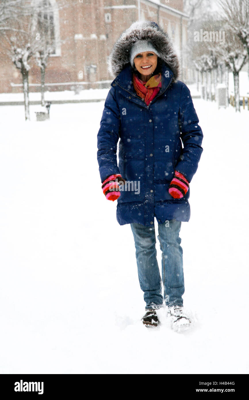 Femme, les vêtements d'hiver, à pied, la neige Banque D'Images