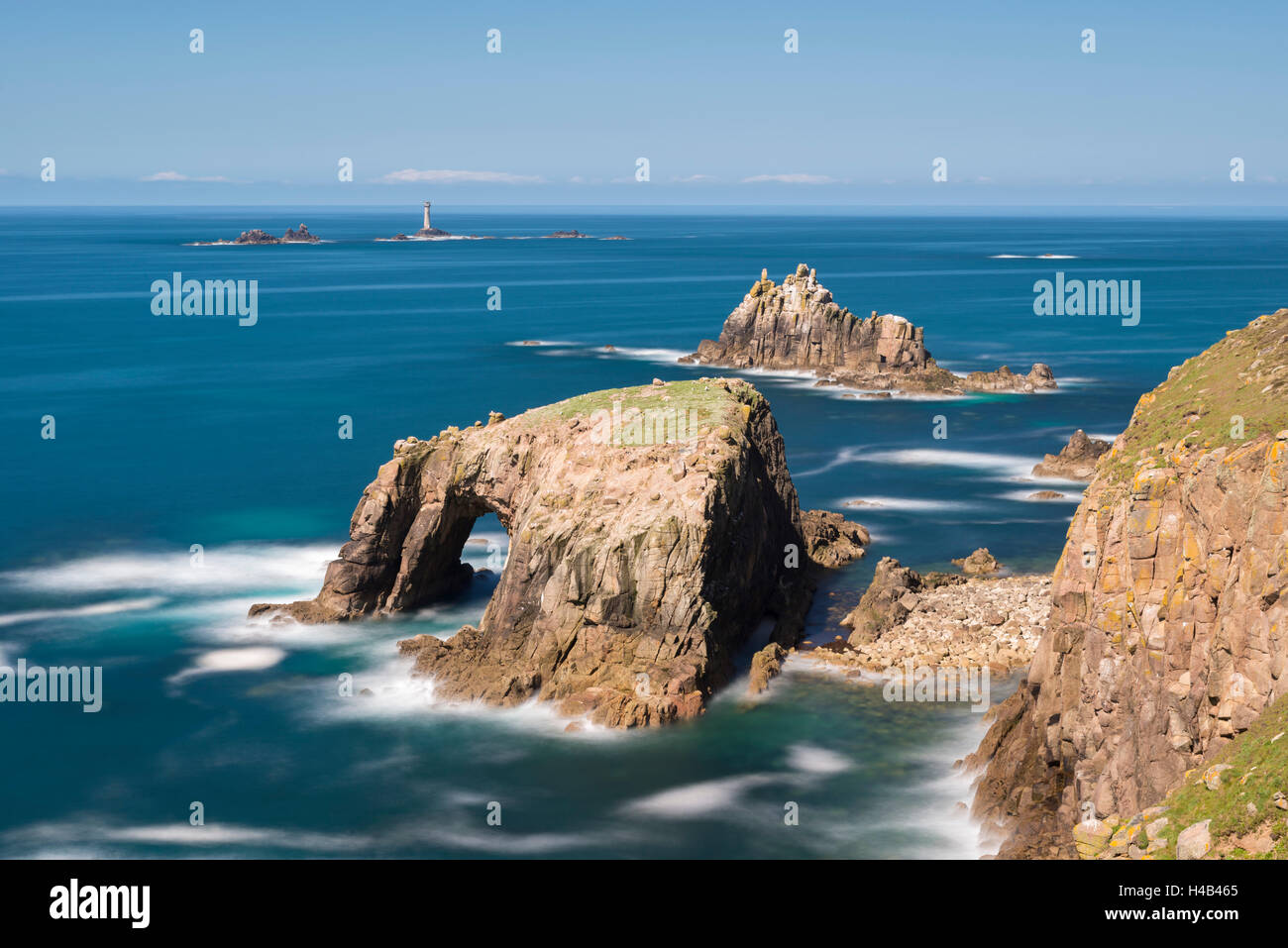 Enys, Dodnan le chevalier armé et Phare, tous les drakkars au large de Land's End, Cornwall, Angleterre. Banque D'Images