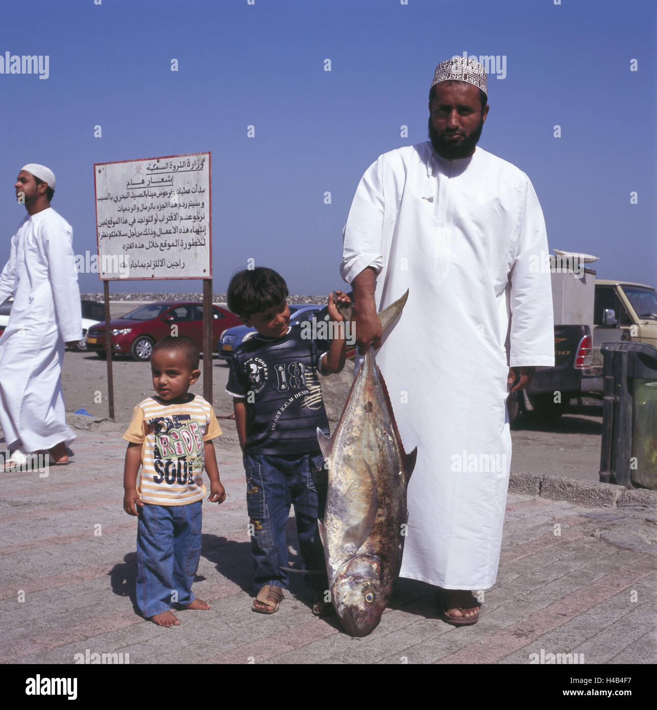 Oman, Sib, l'homme, les enfants, les poissons, les vêtements, généralement, les gens, les garçons, les soins, le ciel, bleu, barbe complète, vêtements, traditionnellement, de gigantesques poissons, pêche, Banque D'Images