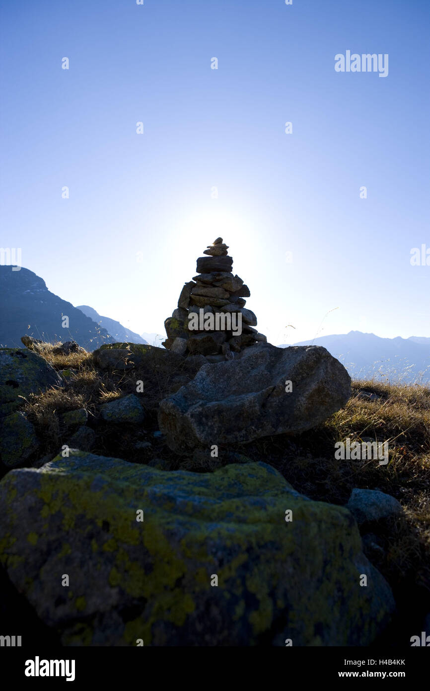 La Suisse, Grisons, Julierpass, pierre Grevasalvas, petits hommes, contrejour, Banque D'Images