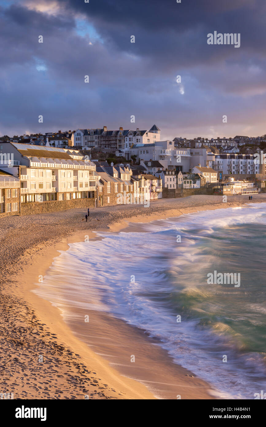 Les vagues déferlent contre Porthmeor Beach à St Ives, Cornwall, Angleterre. Banque D'Images