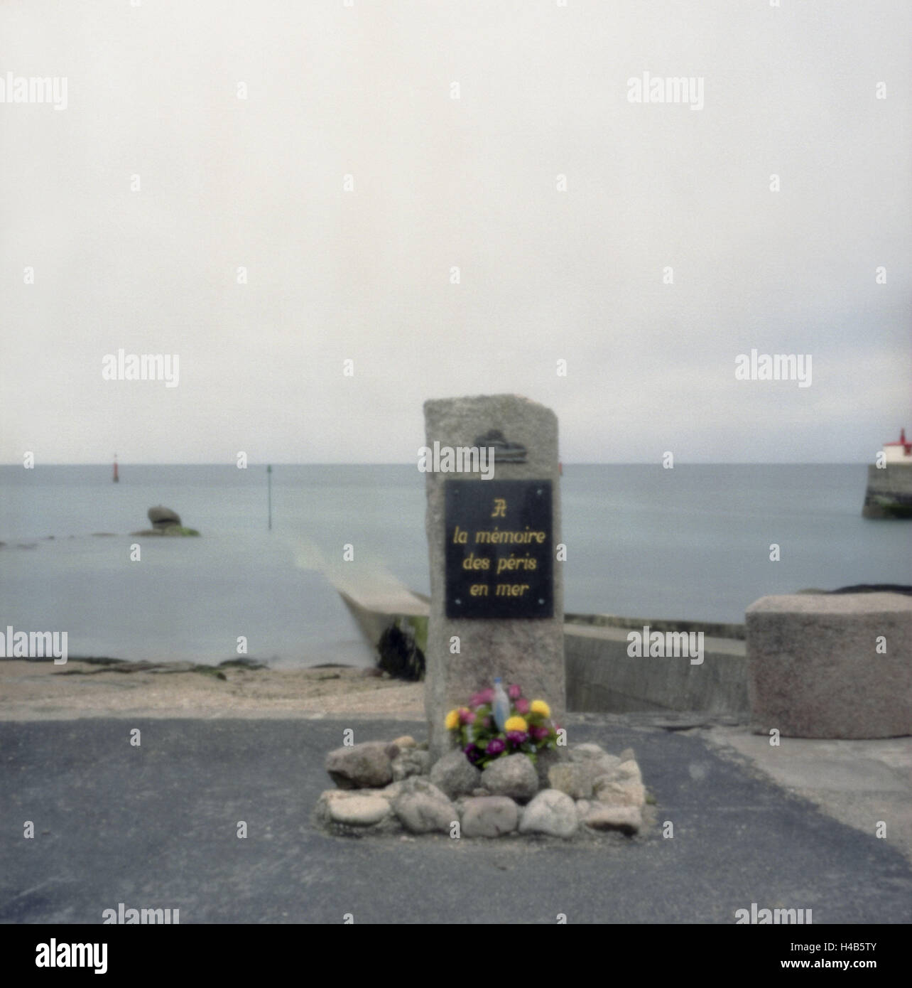 Monument pour marins disparus à Barfleur, Normandie, exposition longue durée, sténopé tourné, Banque D'Images
